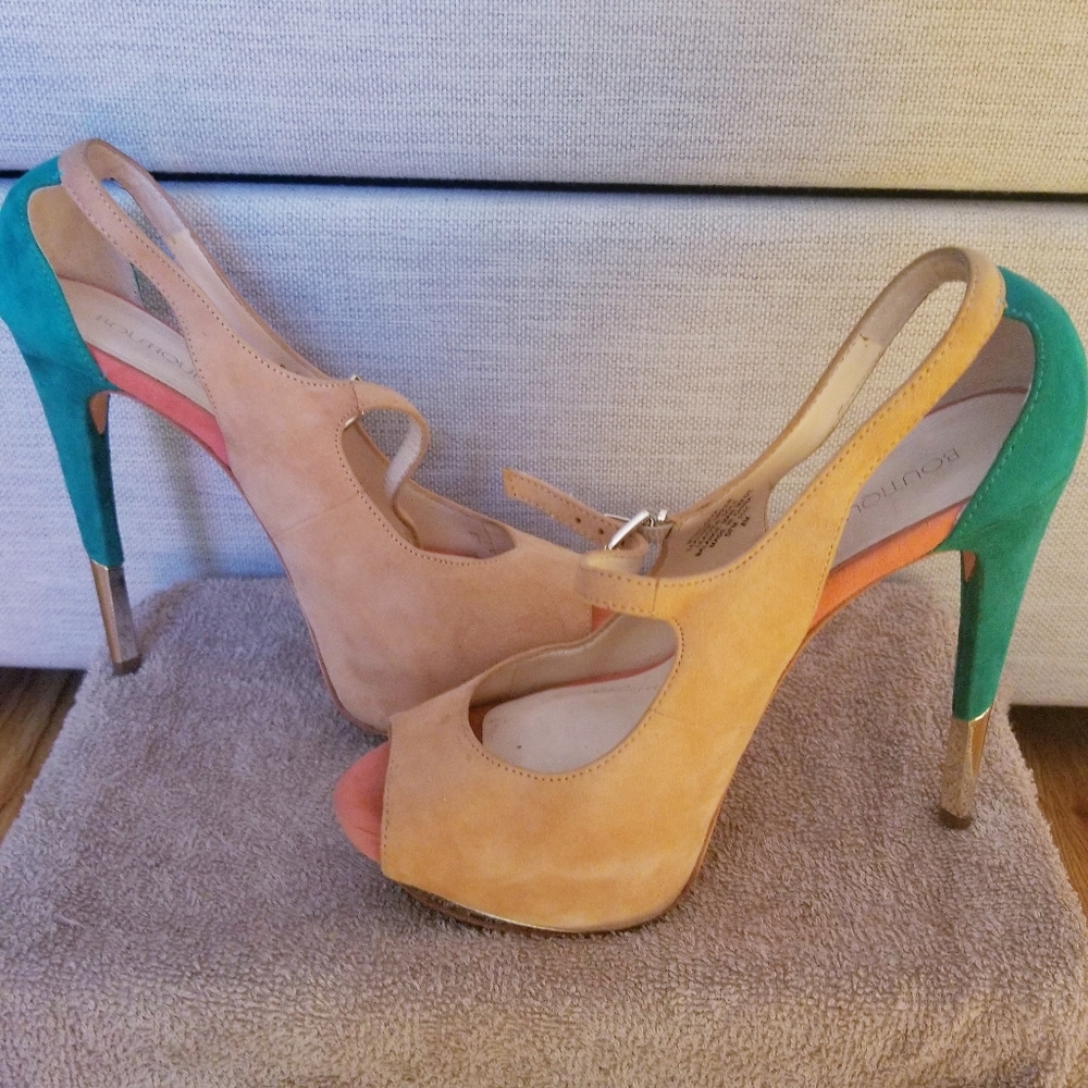 SOLD" SOLD" Sexy 😍😍 dress me up or down heels.